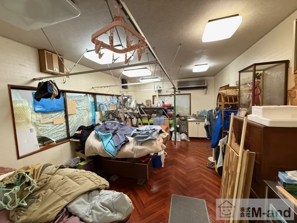 広いスペース。リビングとしても作業場としてもお仕事部屋としても多目的に利用可能