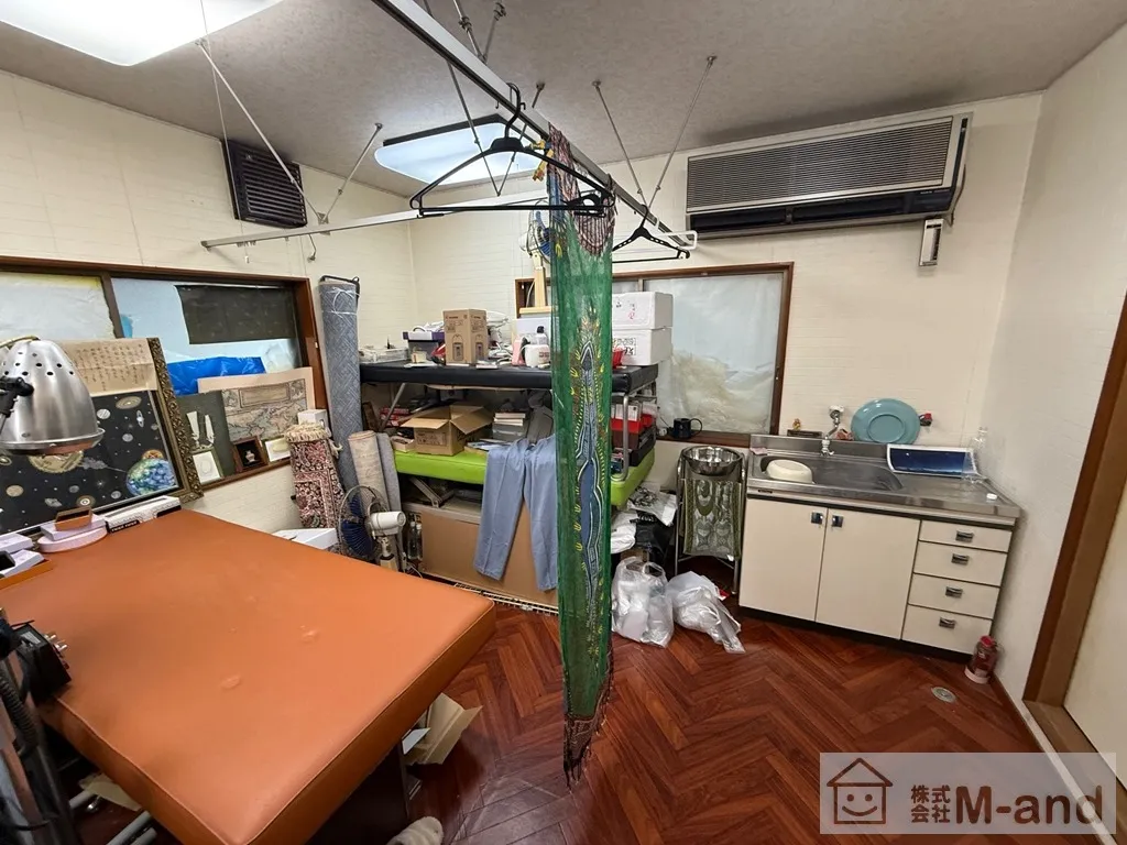広い作業スペースにはミニキッチンも完備