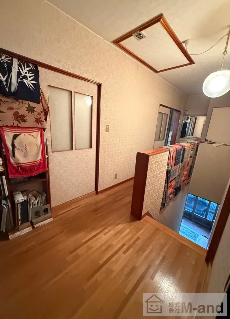 2階廊下には小屋裏収納もあり、収納力豊富