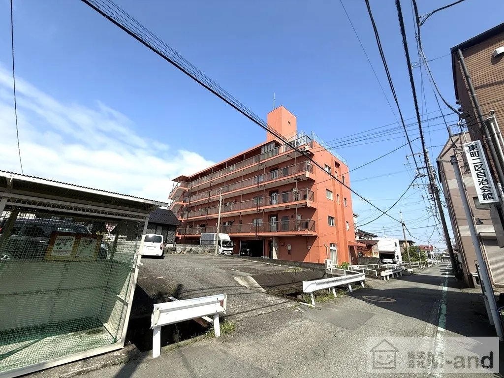 前面道路を含む外観