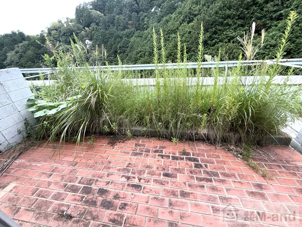 花壇のあるバルコニー