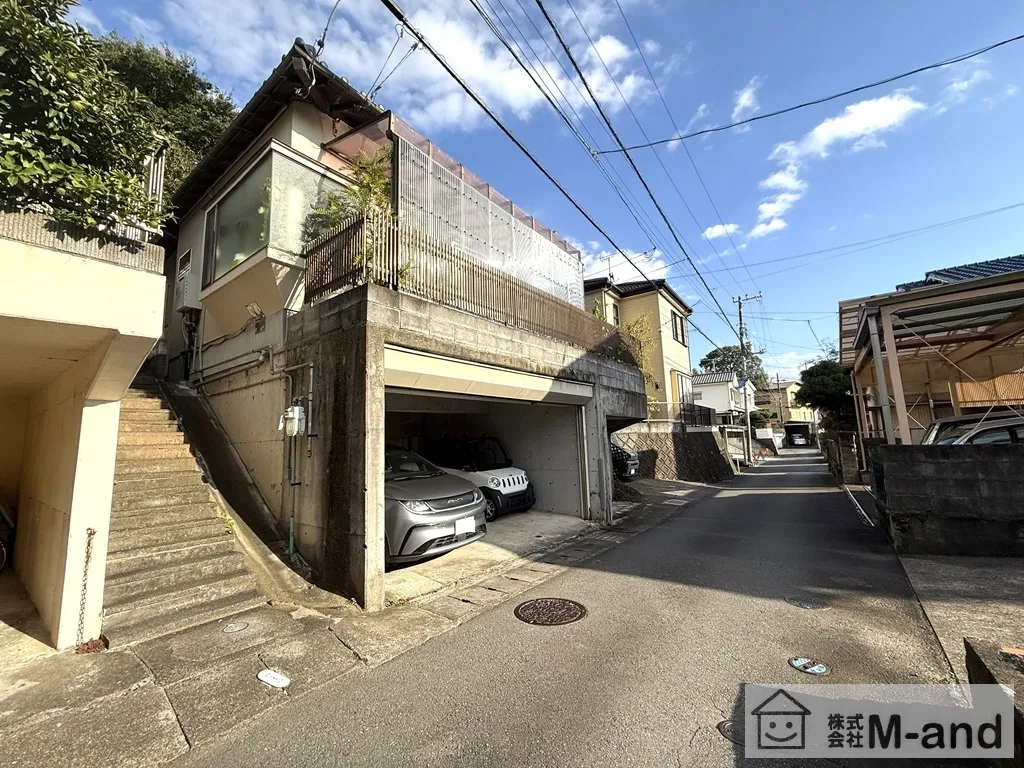 前面道路を含む外観